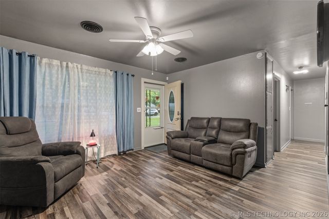 1006 SE 12th Street, Wagoner, OK 74467