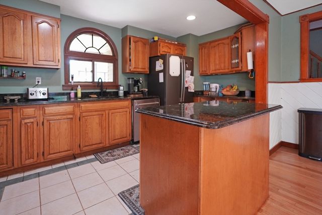 4 Birch Ln, Leicester, MA 01524