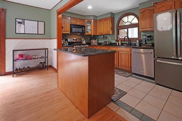 4 Birch Ln, Leicester, MA 01524