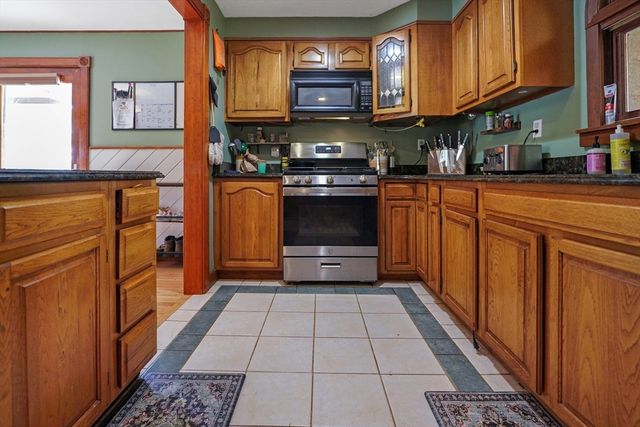 4 Birch Ln, Leicester, MA 01524