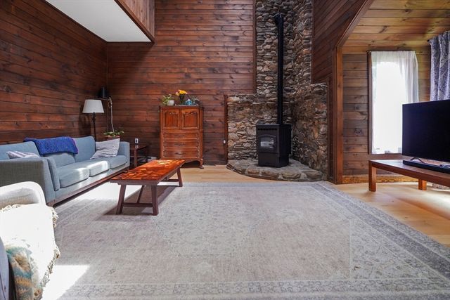 4 Birch Ln, Leicester, MA 01524