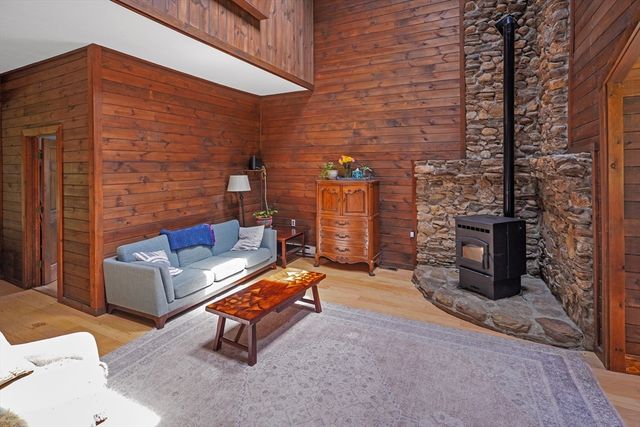 4 Birch Ln, Leicester, MA 01524