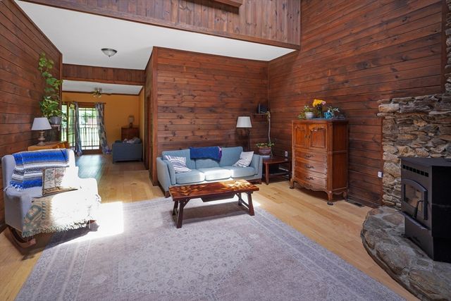 4 Birch Ln, Leicester, MA 01524
