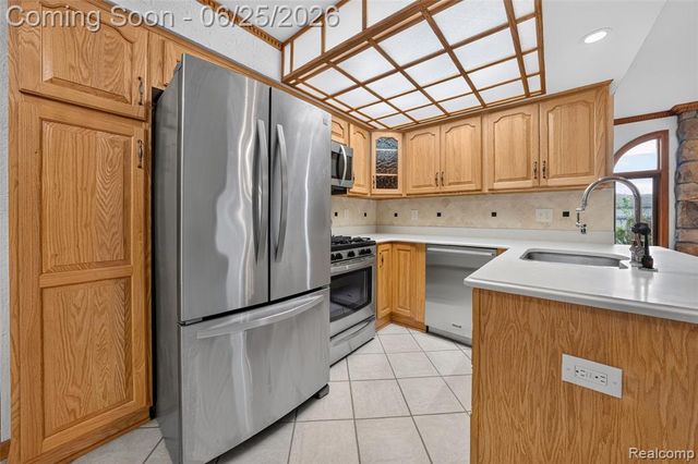13818 Collins Drive, Warren, MI 48088