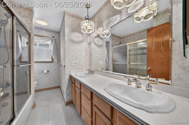13818 Collins Drive, Warren, MI 48088