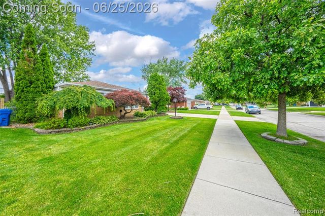 13818 Collins Drive, Warren, MI 48088