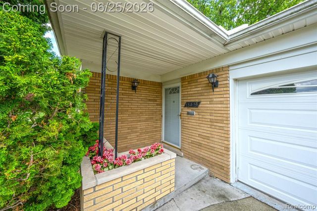 13818 Collins Drive, Warren, MI 48088
