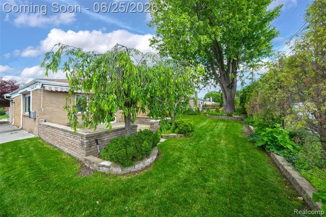 13818 Collins Drive, Warren, MI 48088