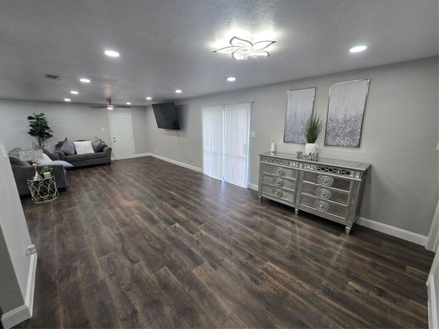 304 Salem Drive, Euless, TX 76039