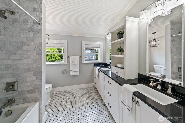 5761 35th Avenue NE, Seattle, WA 98105