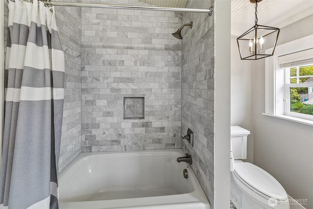 5761 35th Avenue NE, Seattle, WA 98105