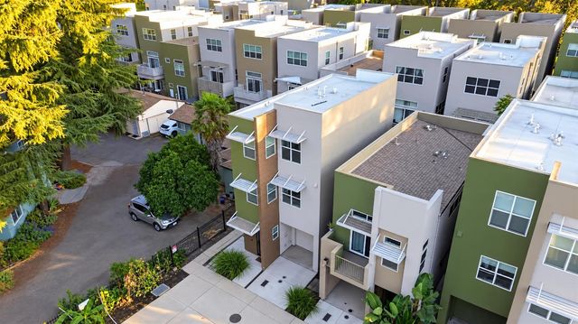 425 Outrigger Ln, West Sacramento, CA 95605