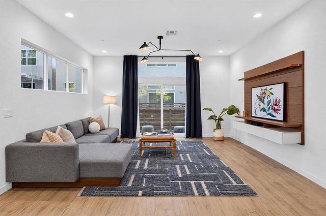 425 Outrigger Ln, West Sacramento, CA 95605