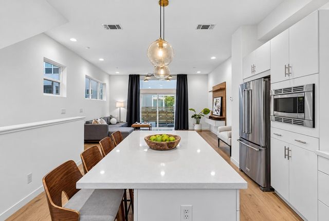 425 Outrigger Ln, West Sacramento, CA 95605