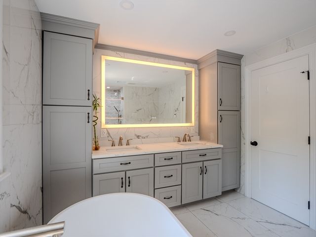 159 Mishawum Rd, Woburn, MA 01801