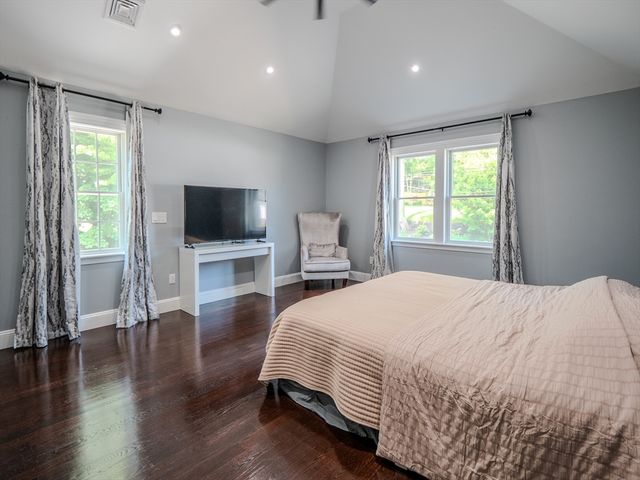 159 Mishawum Rd, Woburn, MA 01801