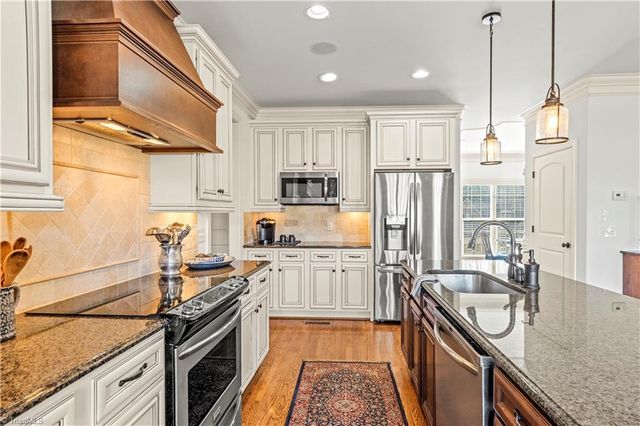 8814 Sawtooth Court, Kernersville, NC 27284