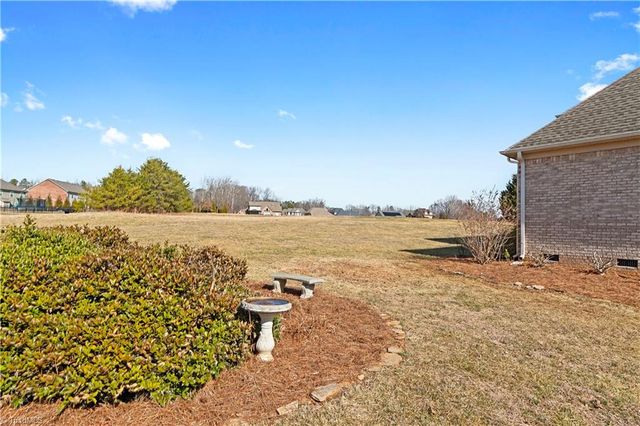 8814 Sawtooth Court, Kernersville, NC 27284