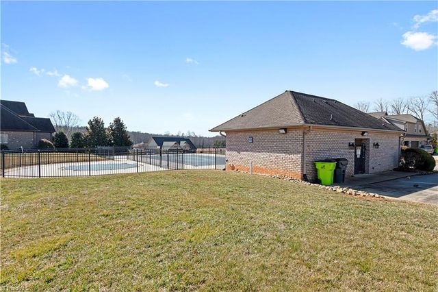 8814 Sawtooth Court, Kernersville, NC 27284
