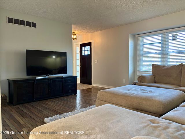 6361 Larocque Circle, Lansing, MI 48917