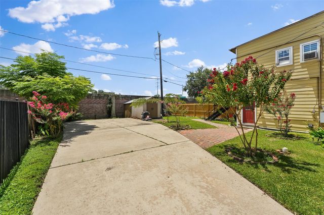 1637 Castle Court, Houston, TX 77006