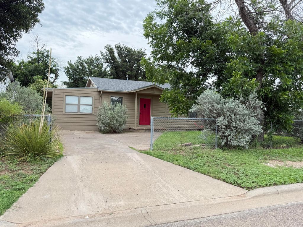 Image 3 of property listing at 1318 Fulton Street, San Angelo, TX 76905