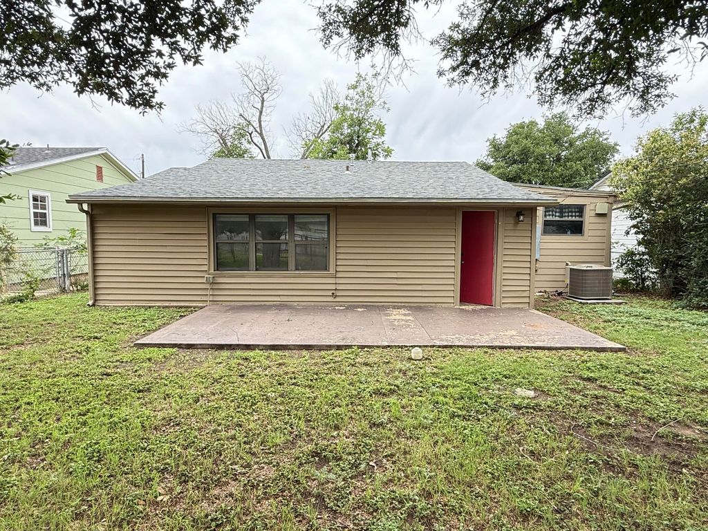Image 4 of property listing at 1318 Fulton Street, San Angelo, TX 76905