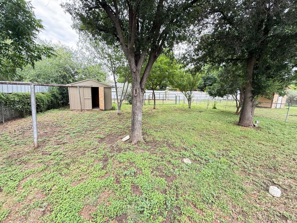 Image 5 of property listing at 1318 Fulton Street, San Angelo, TX 76905