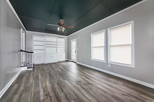 102 NE 5th Street, England, AR 72046