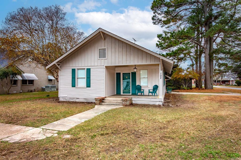 102 NE 5th Street, England, AR 72046
