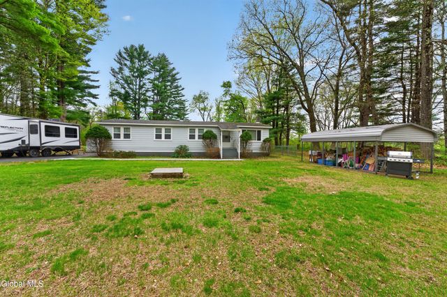 733 Pine Woods Road, Schaghticoke, NY 12121