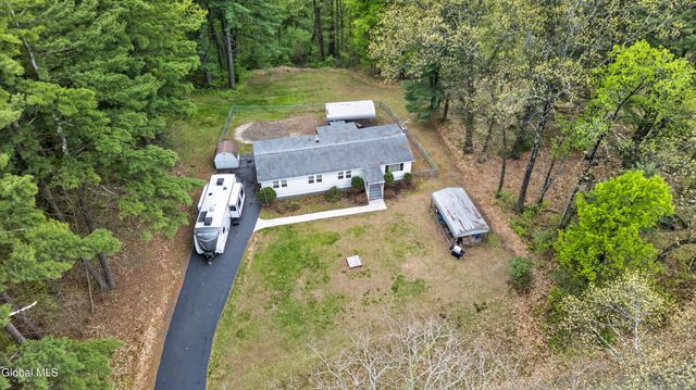733 Pine Woods Road, Schaghticoke, NY 12121