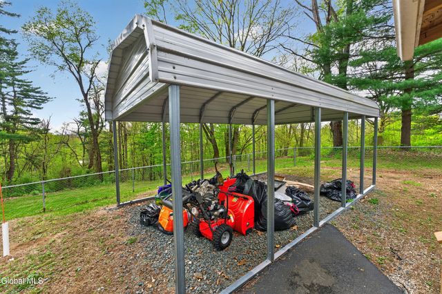733 Pine Woods Road, Schaghticoke, NY 12121