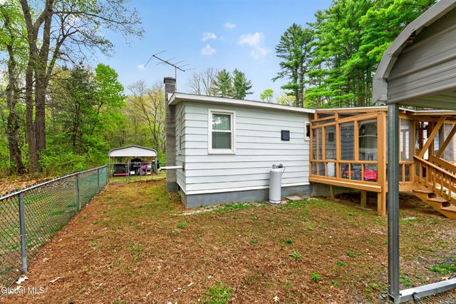 733 Pine Woods Road, Schaghticoke, NY 12121