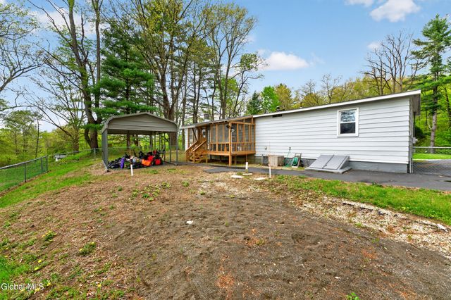 733 Pine Woods Road, Schaghticoke, NY 12121