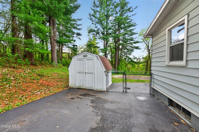 733 Pine Woods Road, Schaghticoke, NY 12121