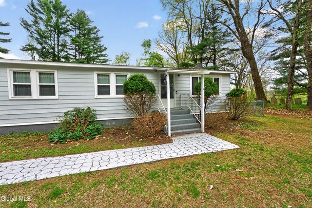 733 Pine Woods Road, Schaghticoke, NY 12121