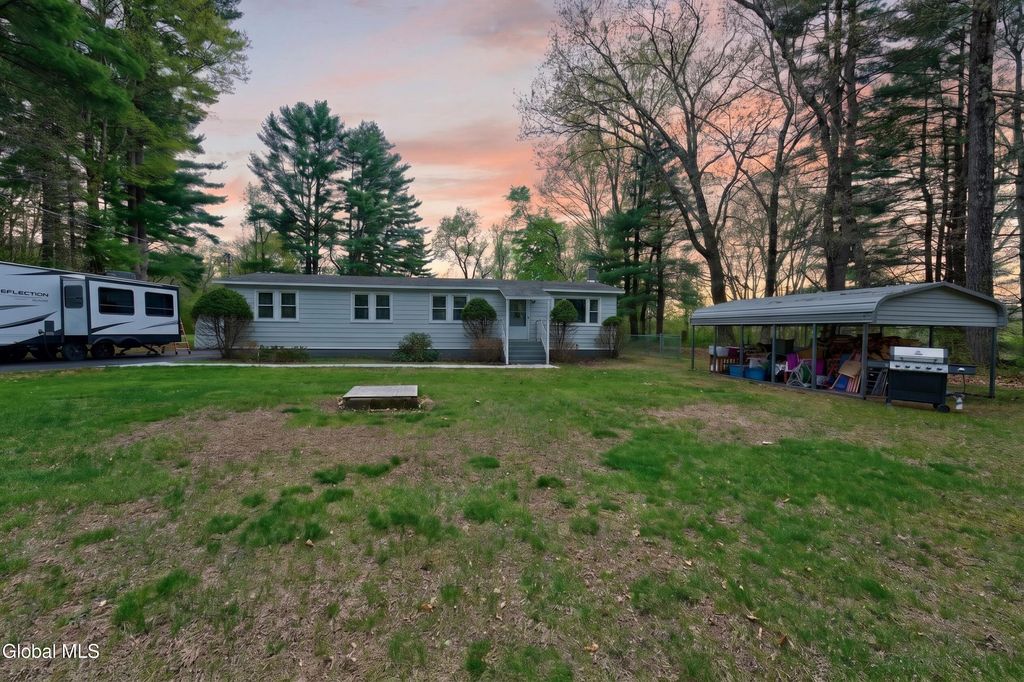 733 Pine Woods Road, Schaghticoke, NY 12121