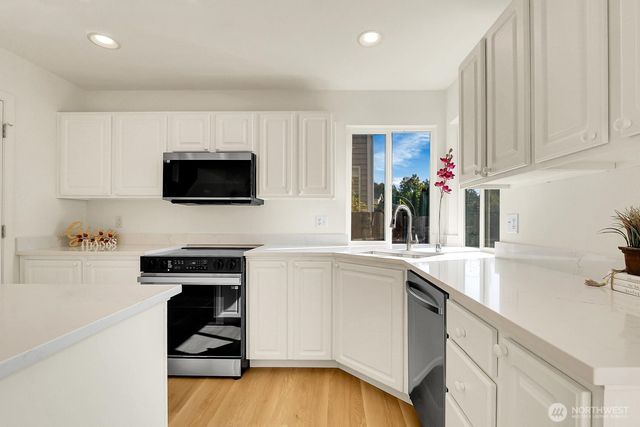 24241 SE 10th Place, Sammamish, WA 98075