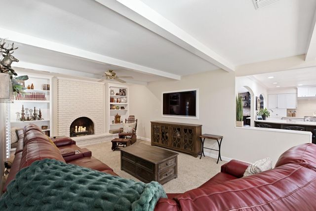 1069 W Mesa Court, Fresno, CA 93711