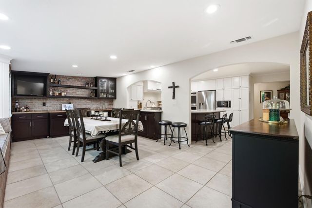1069 W Mesa Court, Fresno, CA 93711