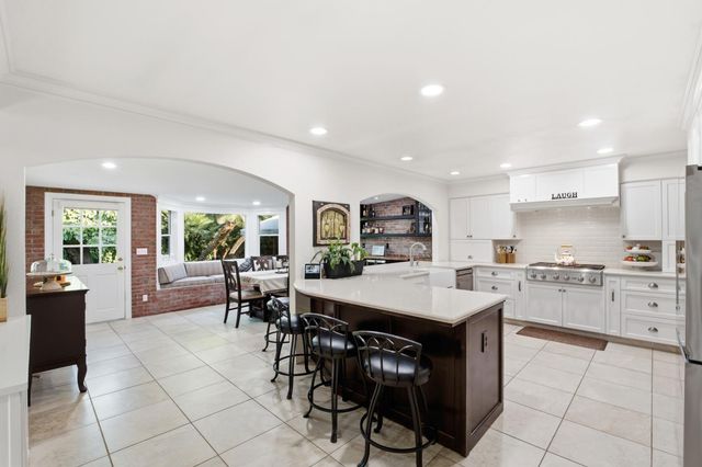 1069 W Mesa Court, Fresno, CA 93711