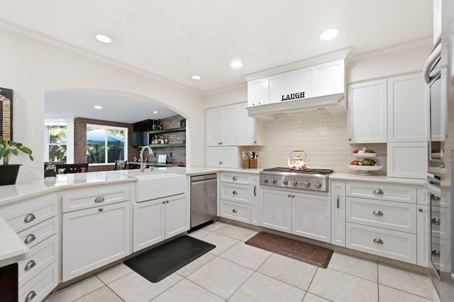 1069 W Mesa Court, Fresno, CA 93711