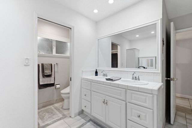 1069 W Mesa Court, Fresno, CA 93711
