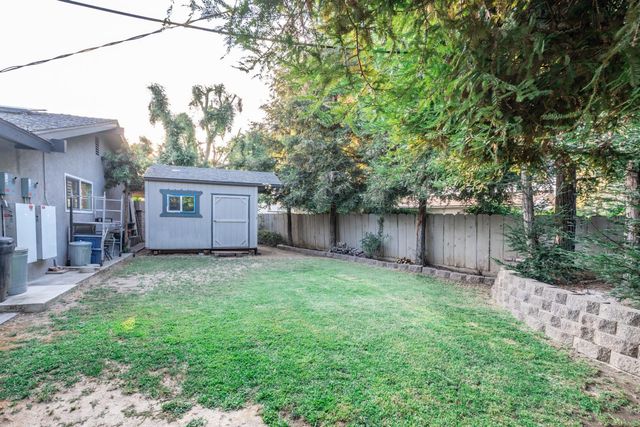 1069 W Mesa Court, Fresno, CA 93711