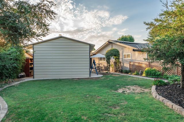 1069 W Mesa Court, Fresno, CA 93711