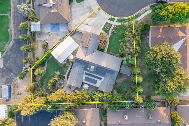 1069 W Mesa Court, Fresno, CA 93711