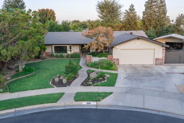1069 W Mesa Court, Fresno, CA 93711