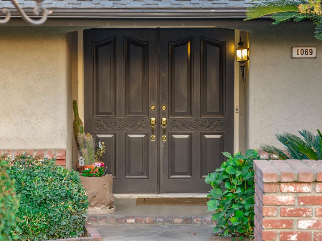 Image 10 of property listing at 1069 W Mesa Court, Fresno, CA 93711