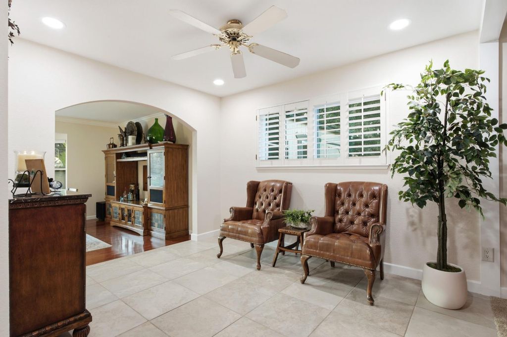 Image 14 of property listing at 1069 W Mesa Court, Fresno, CA 93711